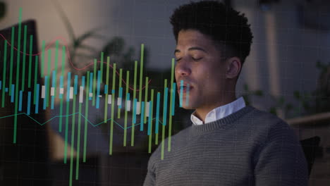animación del procesamiento de datos financieros sobre empresario biracial que trabaja en la oficina