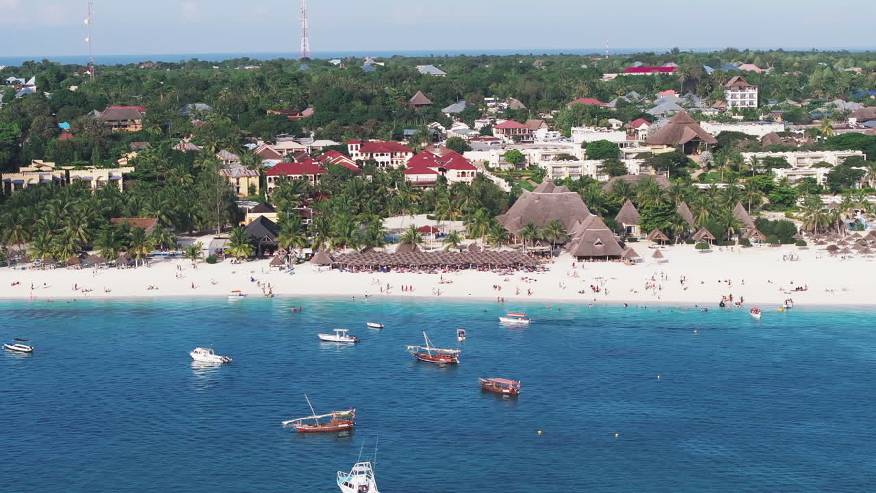 Turistlerin ve yerel halkın renk ve neşe içinde bir araya geldiği Zanzibar plajının havadan görünümü, yaz tatili konsepti, Tanzanya Kendwa plajının havadan görünümü.
