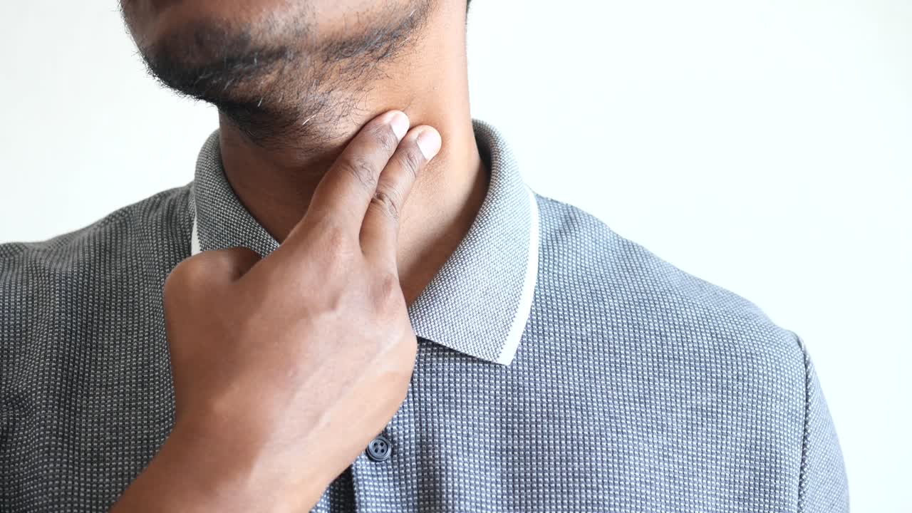 목을 확인하는 남자