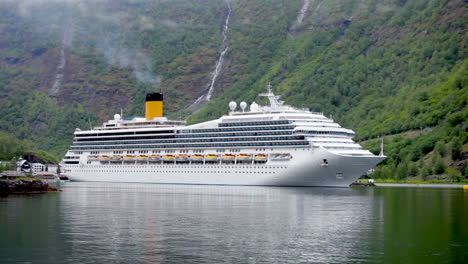 Cruise-Ship,-Cruise-Liners-On-Hardanger-fjorden,-Norway