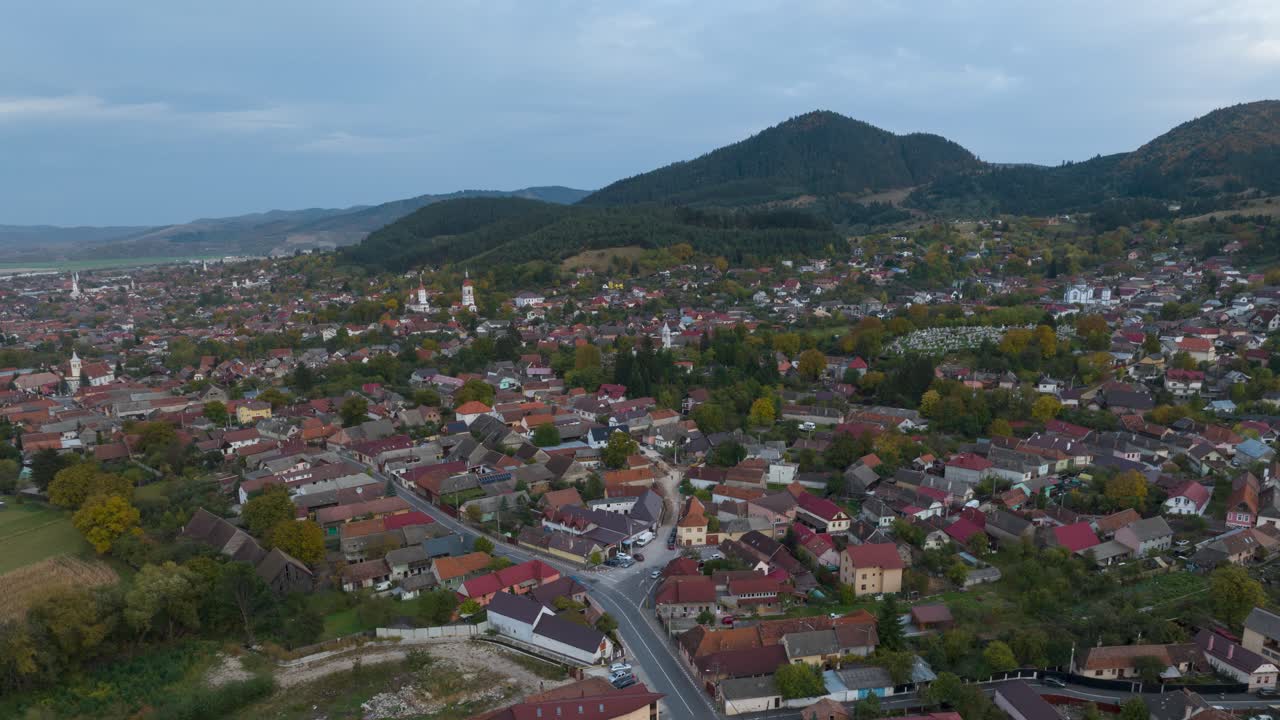 Veduta aerea panoramica del paesaggio urbano di Brașov nella regione della Transilvania, Romania