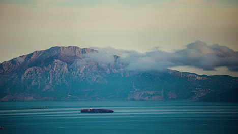 Containerschiffe-überqueren-Die-Straße-Von-Gibraltar-Entlang-Der-Küste-Marokkos---Zeitraffer