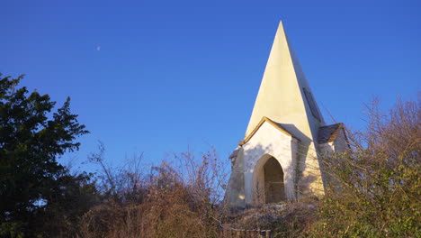 Weite-Aufnahme-Des-Farley-Mount-Monument,-Großbritannien,-Im-Winter,-Starker-Frost,-Mond-Am-Tag,-Tiefstehende-Sonne,-4k