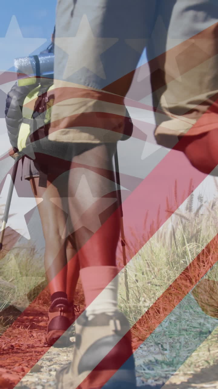 animación de la bandera estadounidense sobre una pareja diversa sonriente caminando en las montañas