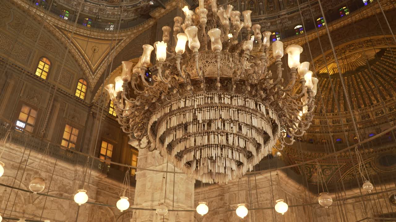 gimbal filmado caminando bajo un candelabro dentro de la mezquita de alabastro en el cairo