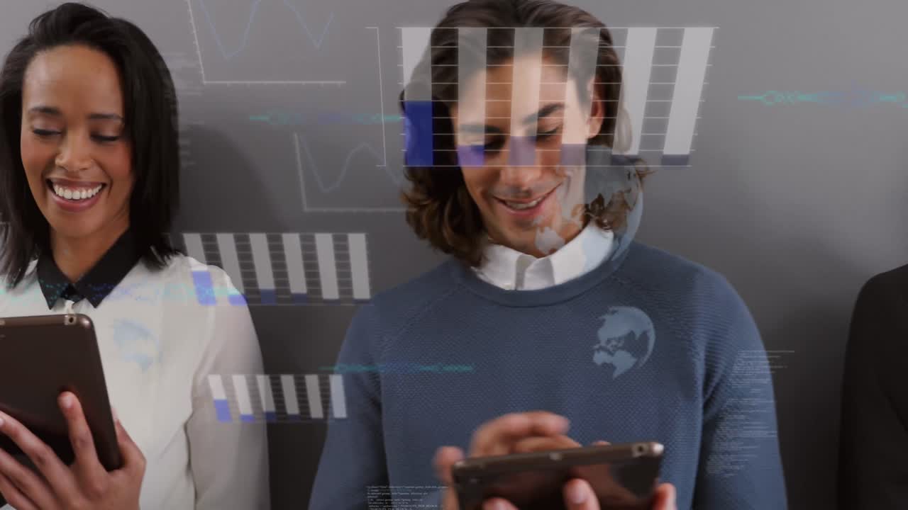 animación del procesamiento de datos financieros sobre un hombre caucásico que usa un teléfono inteligente