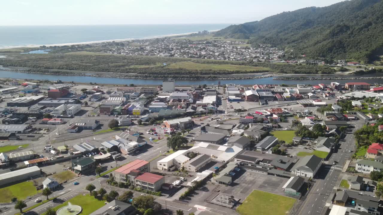 retirada aérea del centro de la ciudad de greymouth, suburbio de cobden, paisaje fluvial y costero