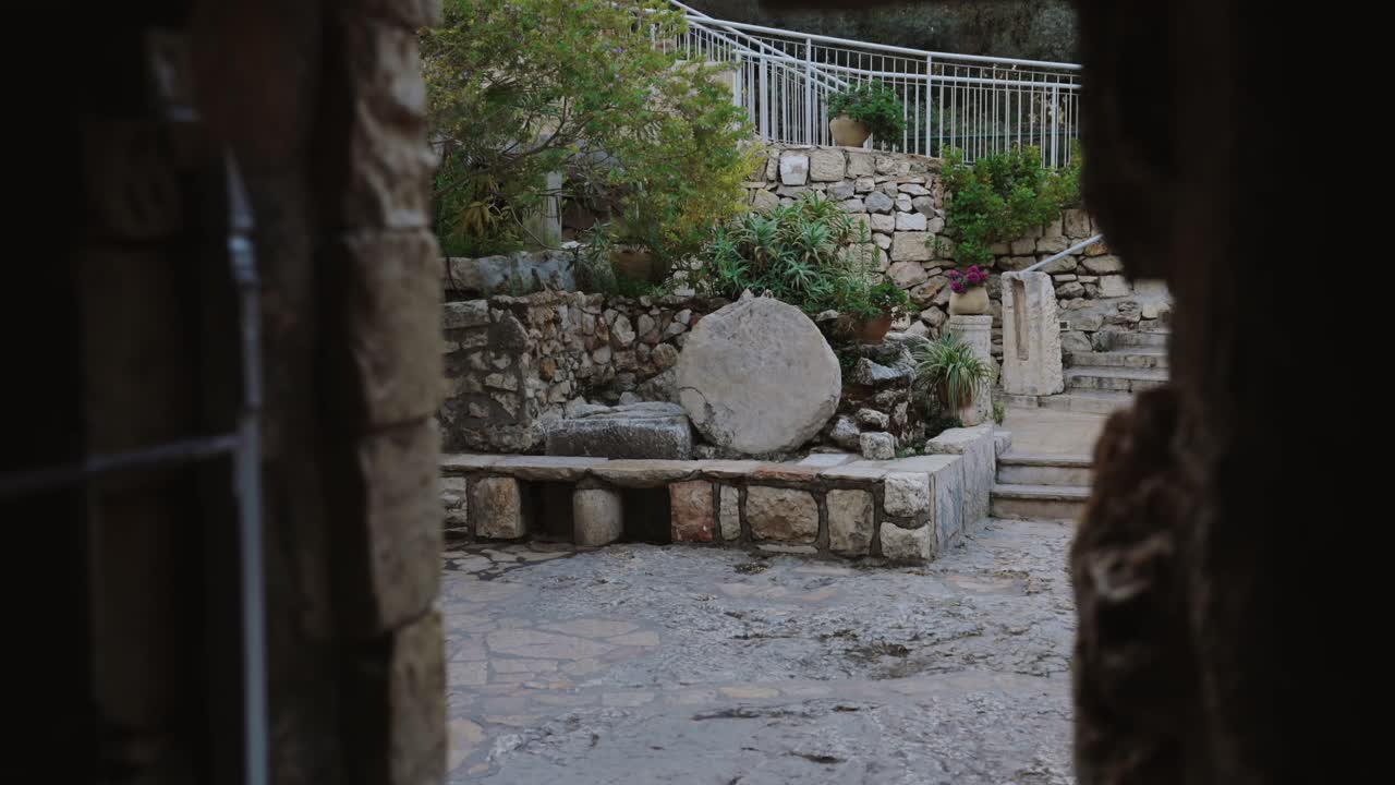 예루살렘의 무덤 돌 그리스도가 죽음에서 부활하신 예수의 무덤을 바라보는 카메라 역사적인 성경 이야기 위치