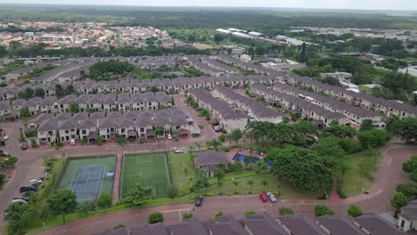 una vista aérea de paso de casas en una comunidad cerrada un guayaquil, ecuador