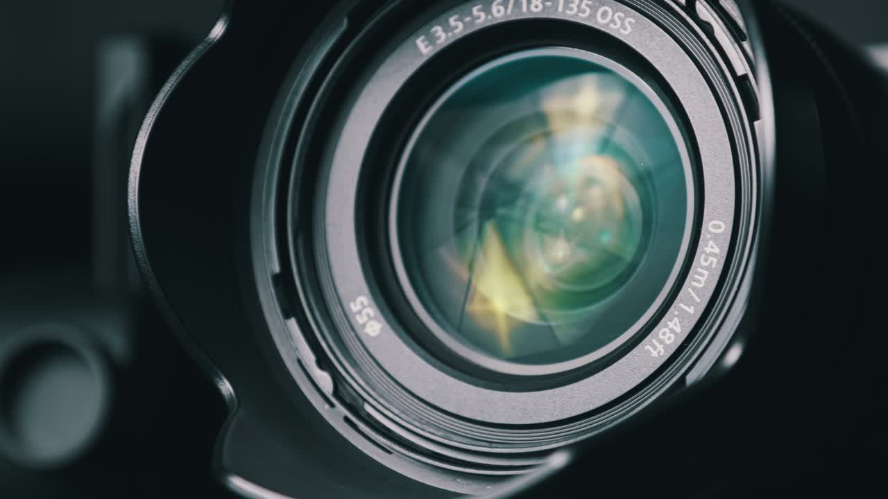 카메라 렌즈가 회전하고, 빛이 유리 위에 반사되고, 로 카메라의 움직임