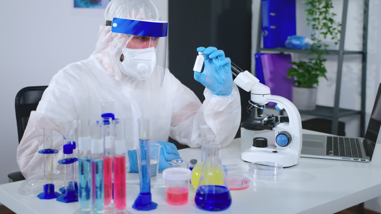 científico realizando un experimento en un laboratorio