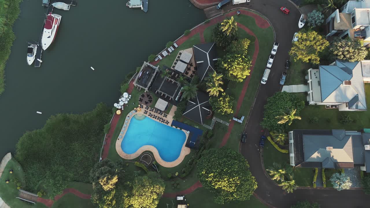 виллы в жилом районе с бассейном и портом с лодками на реке парана, провинция мисиас, аргентина