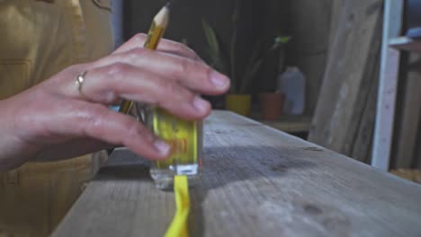 taller carpintero medir madera cinta métrica amarillo