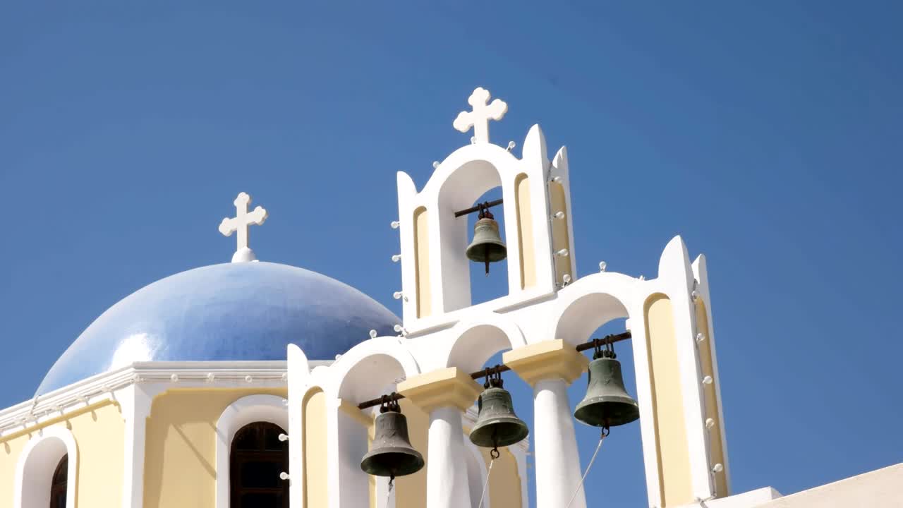 산토리니의 피라에 있는 교회 과 4개의 종을 확대해 보세요.