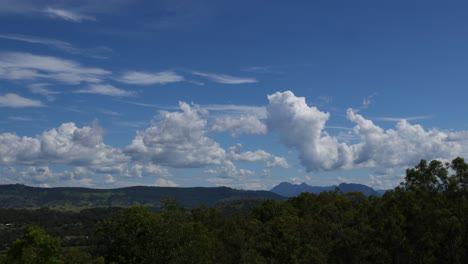 nubes moviéndose a través del cielo sobre un paisaje montañoso