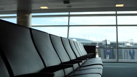 zona de asientos vacía en la terminal del aeropuerto