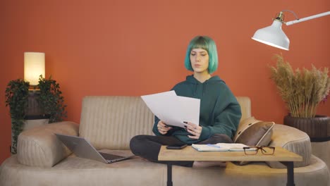 la joven que se regocija en un buen papeleo de contenido.