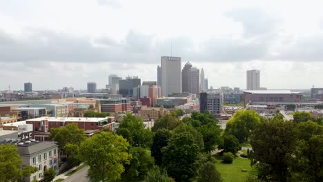 Aerial-drone-shot-hovering-over-Goodale-park-shooting-the-Columbus,-Ohio-city-skyline