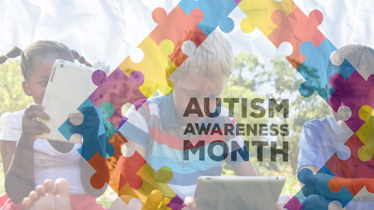 태블릿을 사용하는 학교 어린이들에 대한 다채로운 퍼즐 조각과 자폐증 텍스트의 애니메이션