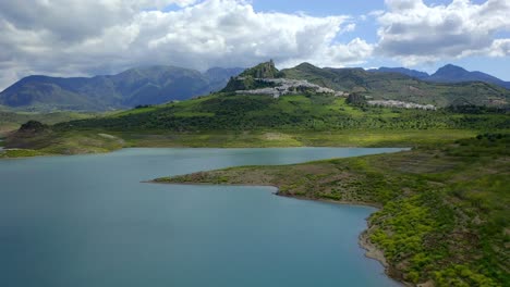 jezioro w pobliżu zielonych gór w wysokich terenach