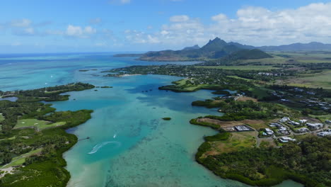 vista aérea desde un avión no tripulado de ile aux cerfs, flacq, isla de mauricio, océano índico