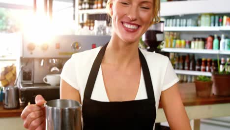 Porträt-Einer-Kellnerin,-Die-An-Der-Theke-Eine-Tasse-Kaffee-Zubereitet