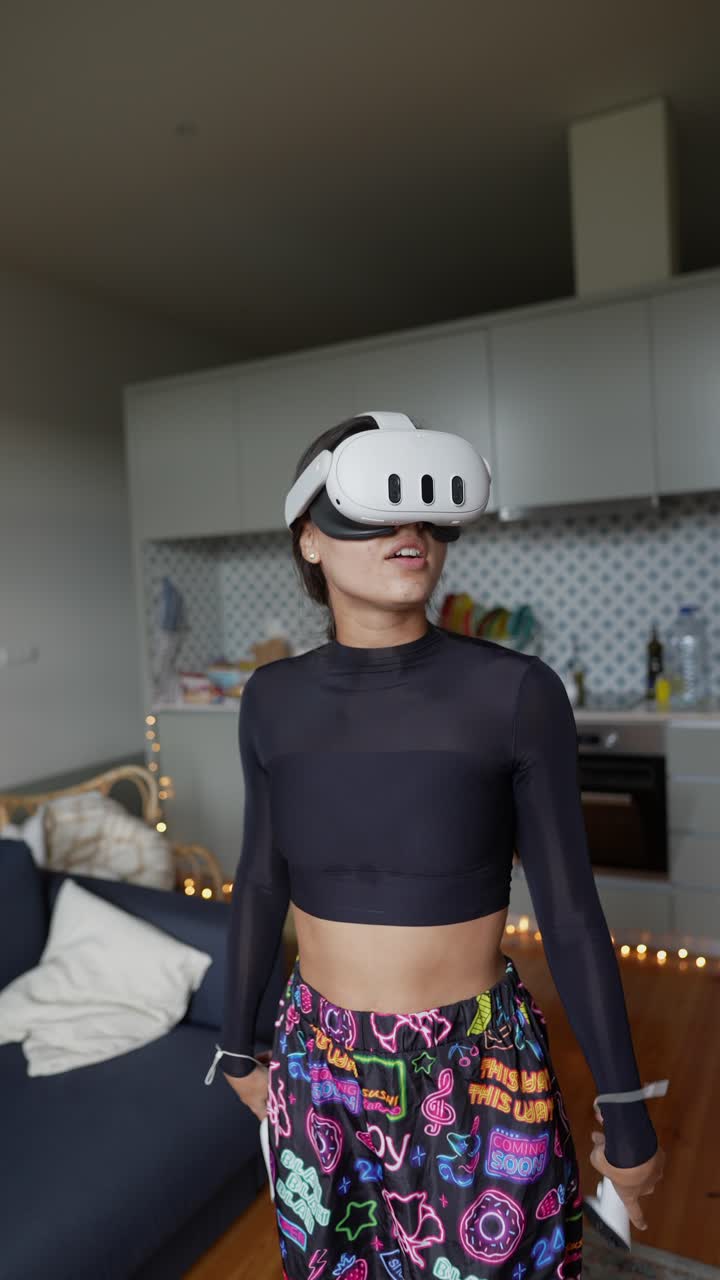 Donna che gioca a giochi VR a casa