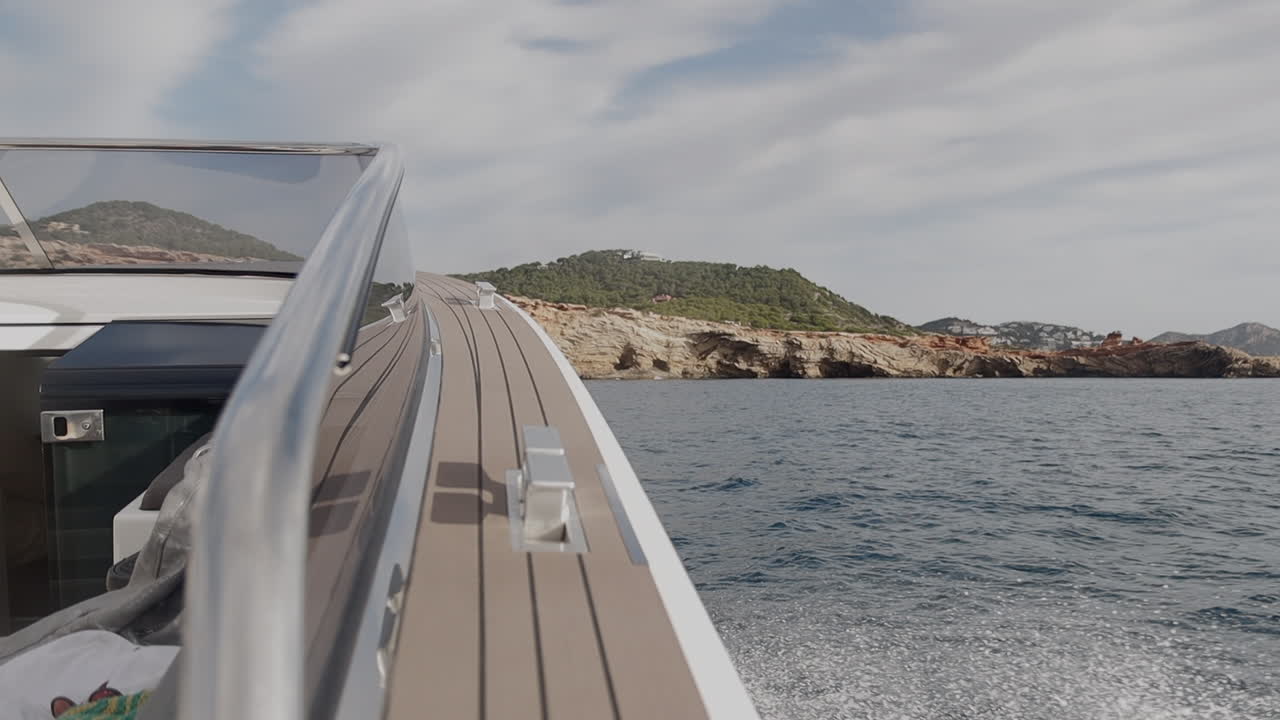 Slow motion della prua di un'imbarcazione di lusso, con lo sfondo a fuoco, Ibiza, Spagna