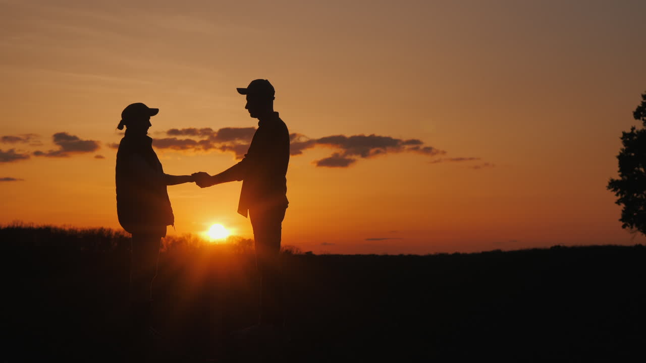 해가 지면 손을 잡는 커플