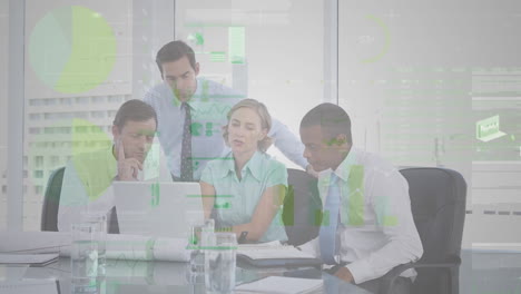 animación del procesamiento de datos financieros sobre diversas personas de negocios