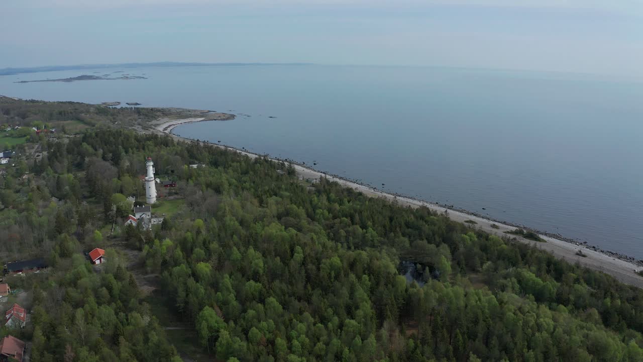 jomfruland 등대의 공중 그것은 노르웨이 kragerø의 jomfruland 섬에 위치한 해안 등대입니다