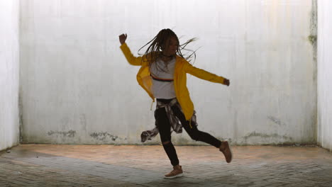 hip hop, grunge y ciudad mujer negra en el baile