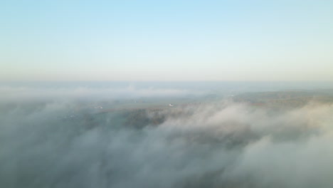 Espectacular-Vuelo-Aéreo-Sobre-La-Inversión-De-La-Nube-De-Niebla-Matutina-Sobre-Las-Colinas-Rurales