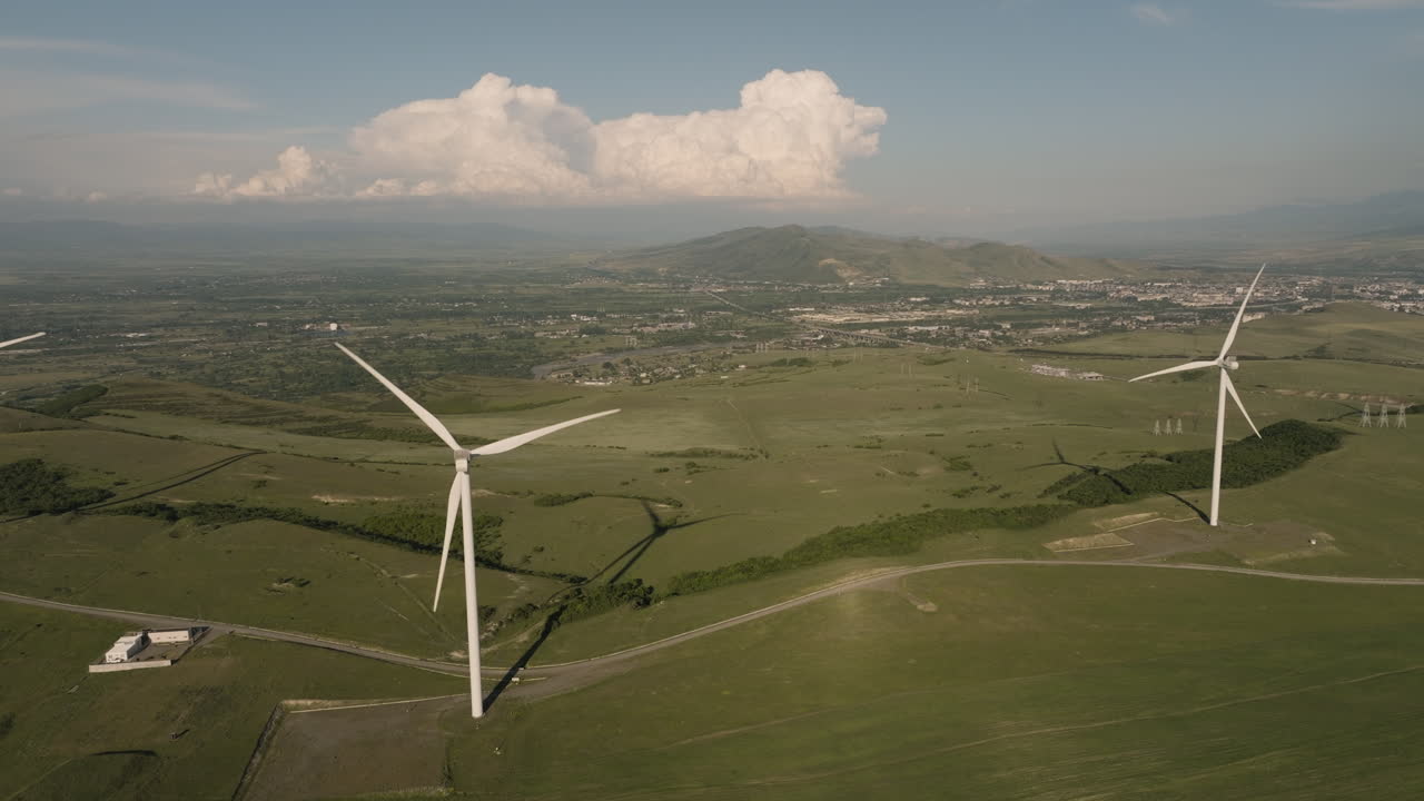 generadores de turbina en viento en zona agrícola en gori, georgia