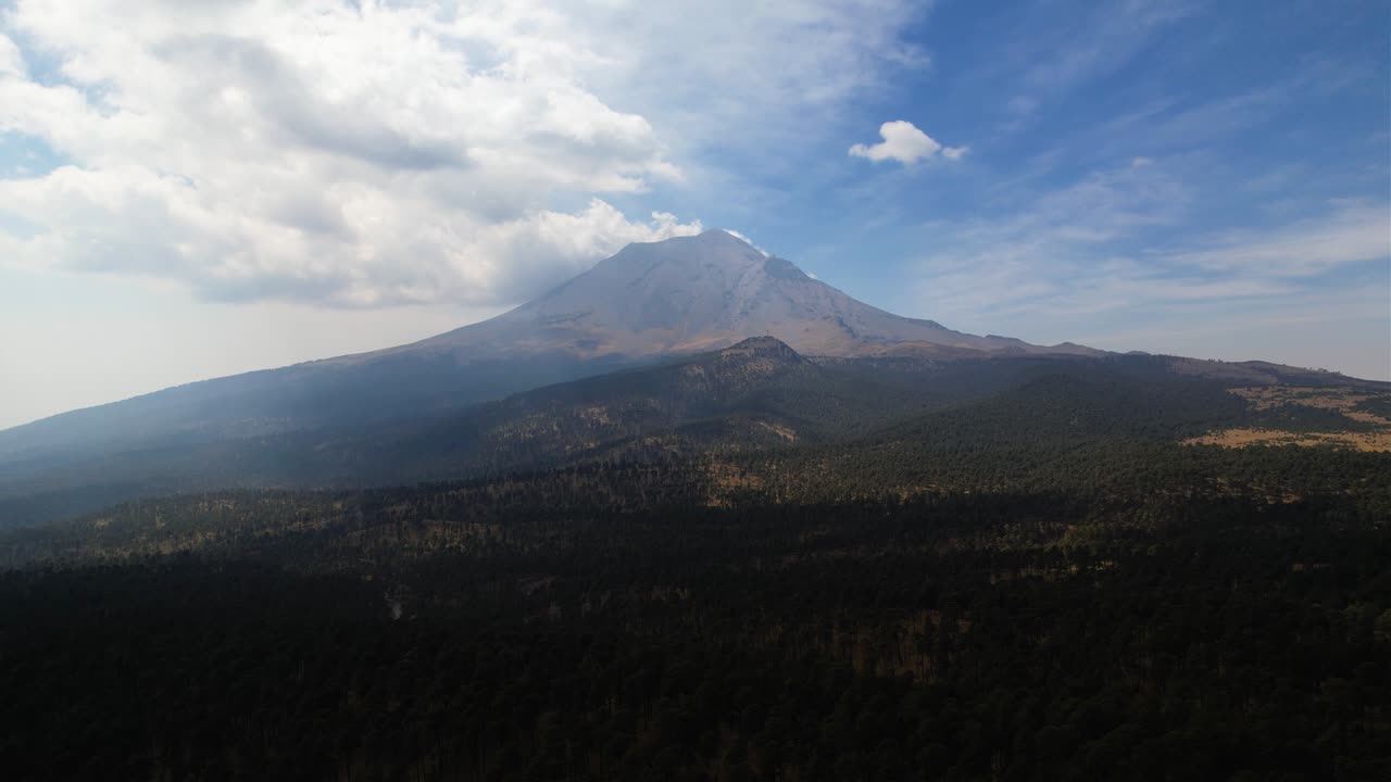 vista aérea hacia el volcán popocatepetl en méxico - acercándose, disparo de drones