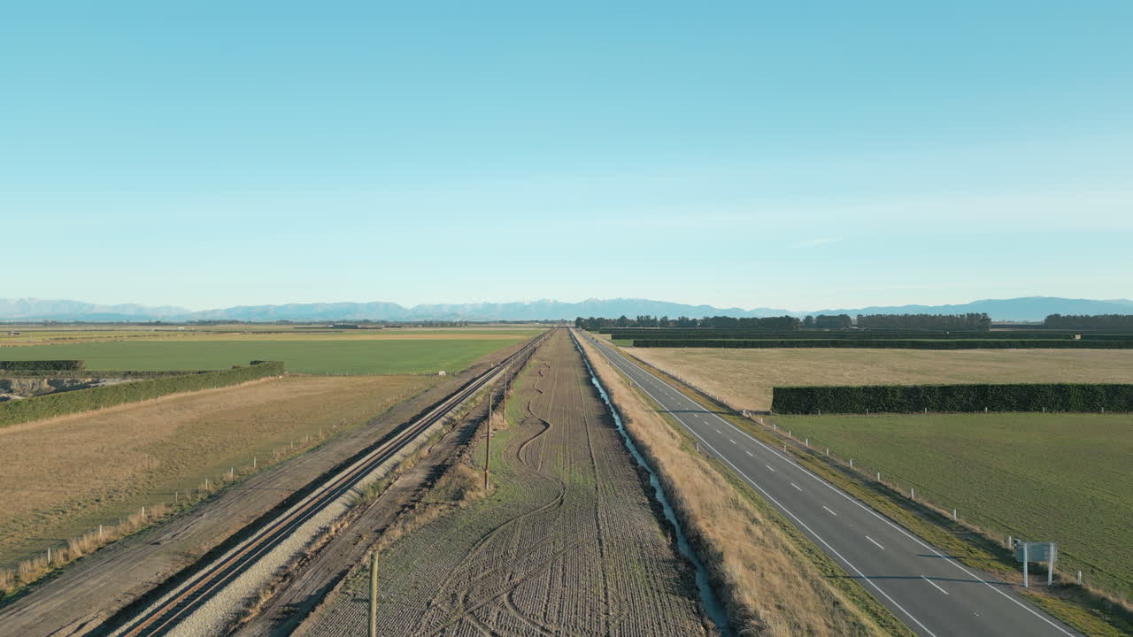 뉴질랜드의 산으로 이어지는 캔터베리 농장 토지, 애일즈베리 근처의 드론 상승