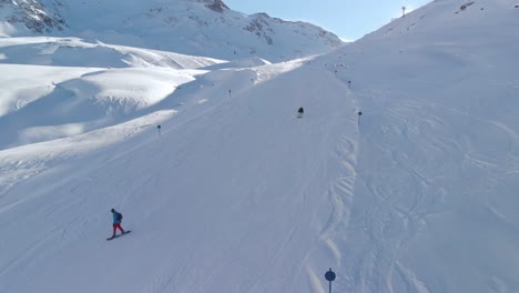 在奧地利的kaunertal阿爾卑斯山坡上, 無人機追蹤滑雪者和滑雪者