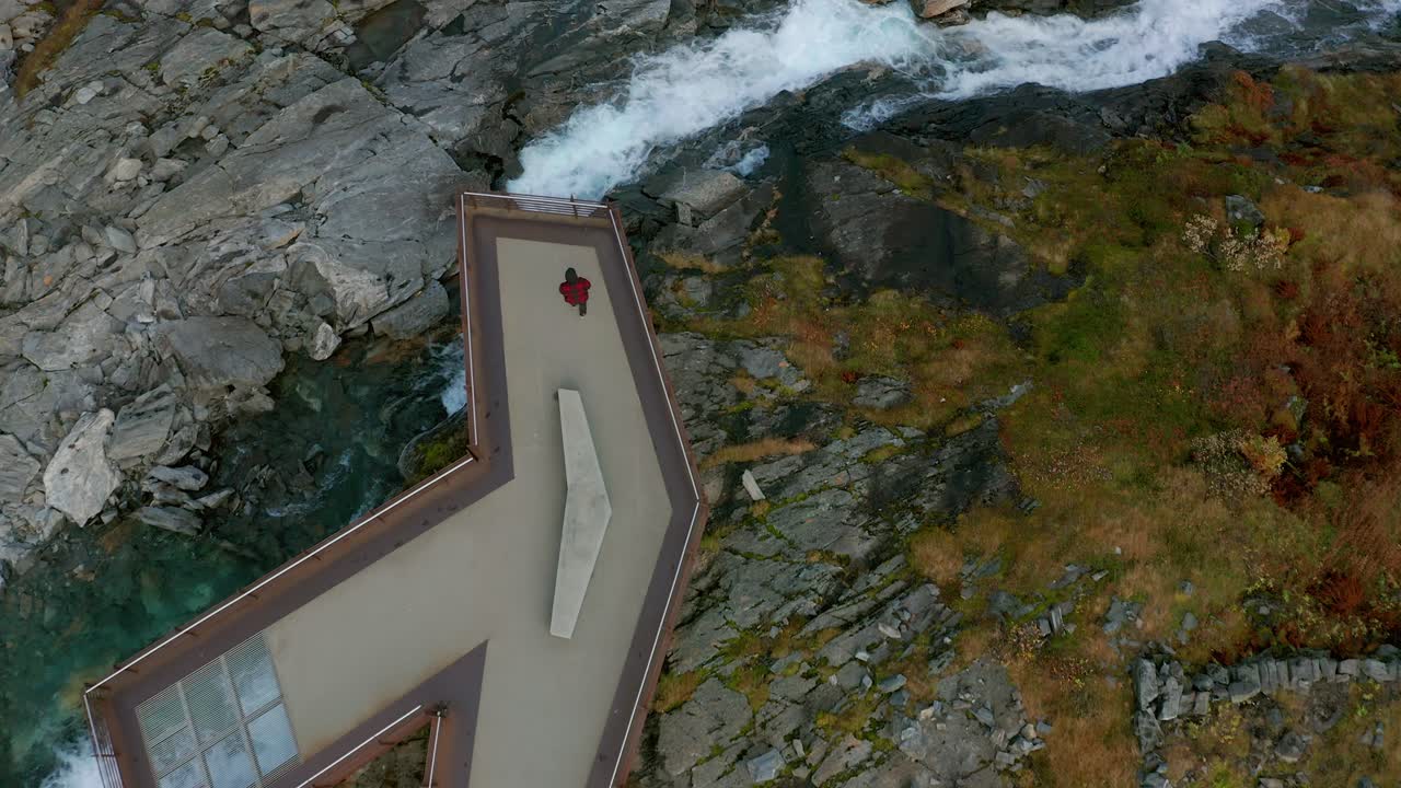 trollstigen es una carretera serpenteante de montaña y pasa en el municipio de rauma, condado de møre og romsdal, noruega