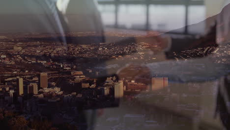 animación de un hombre de negocios apretando la mano sobre el paisaje urbano