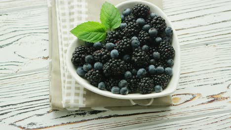 Blueberry-and-blackberry-in-bowl