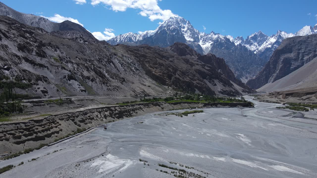 montañas del norte de pakistán, vista aérea de la carretera bajo las cumbres nevadas y el cañón del río