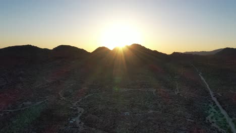 Brillante-Puesta-De-Sol-Dorada-Sobre-La-Montaña-Con-Paisaje-Desértico-En-Primer-Plano