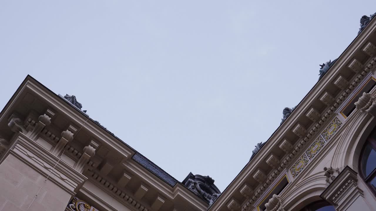 ornamentos de arquitectura detallados en la pared exterior del edificio en un día nublado