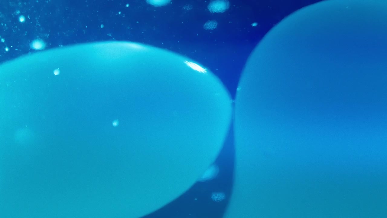 Burbujas de lava azul fluyendo en líquido. Cámara lenta, abstracto.