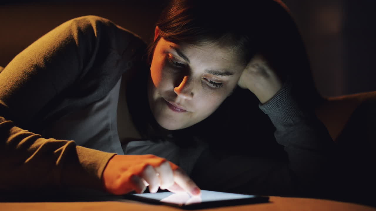 mujer que usa una tableta para comprar en línea en casa