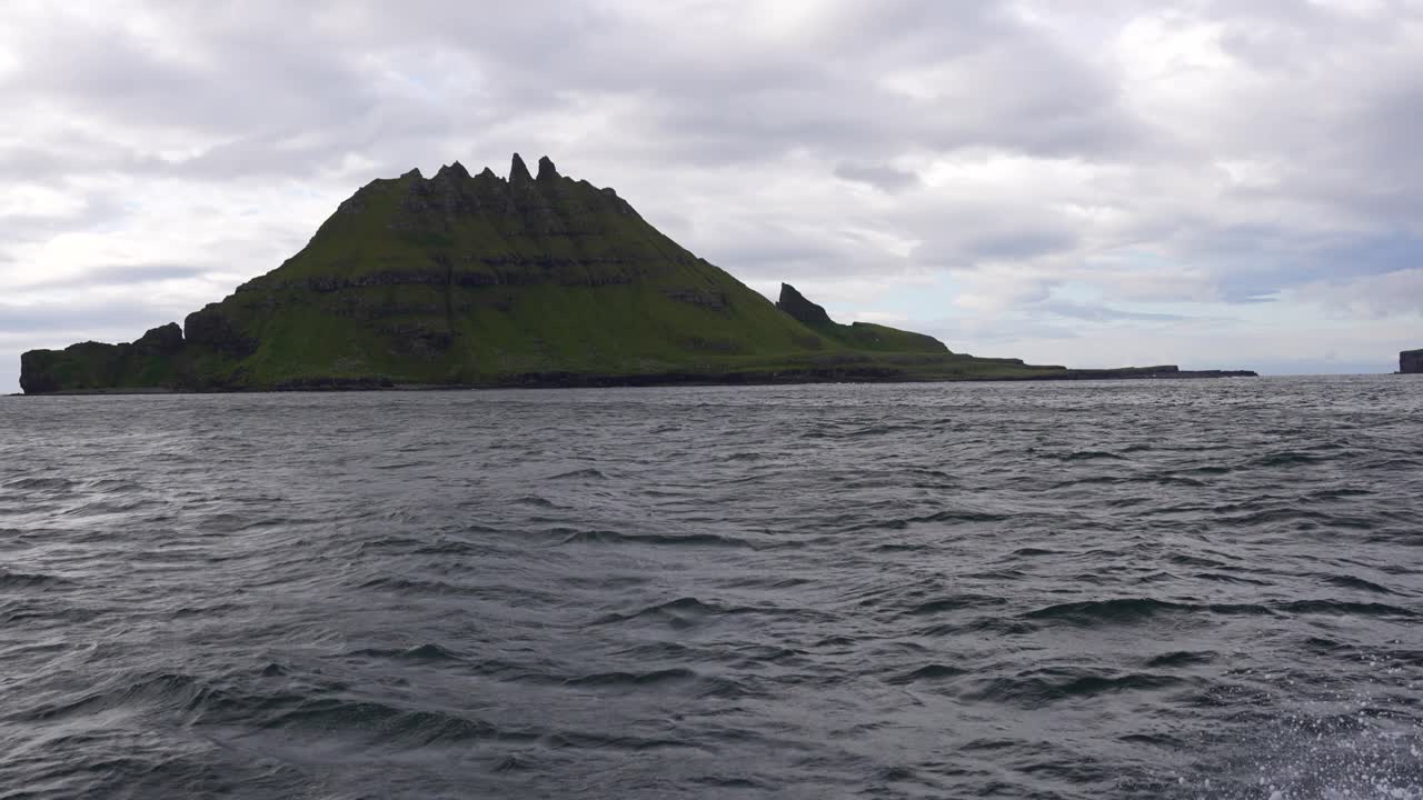 페로 섬 에 있는 틴돌무르 봉우리 의 바다 에서 움직이는 보트 에서 볼 수 있는 전망