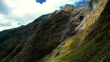 nueva zelanda milford sound vista aérea de drones del paisaje montañoso 2