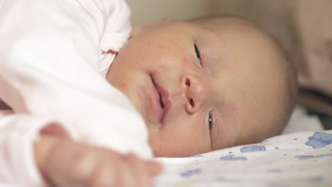 bebé recién nacido se queda dormido después de alimentarse