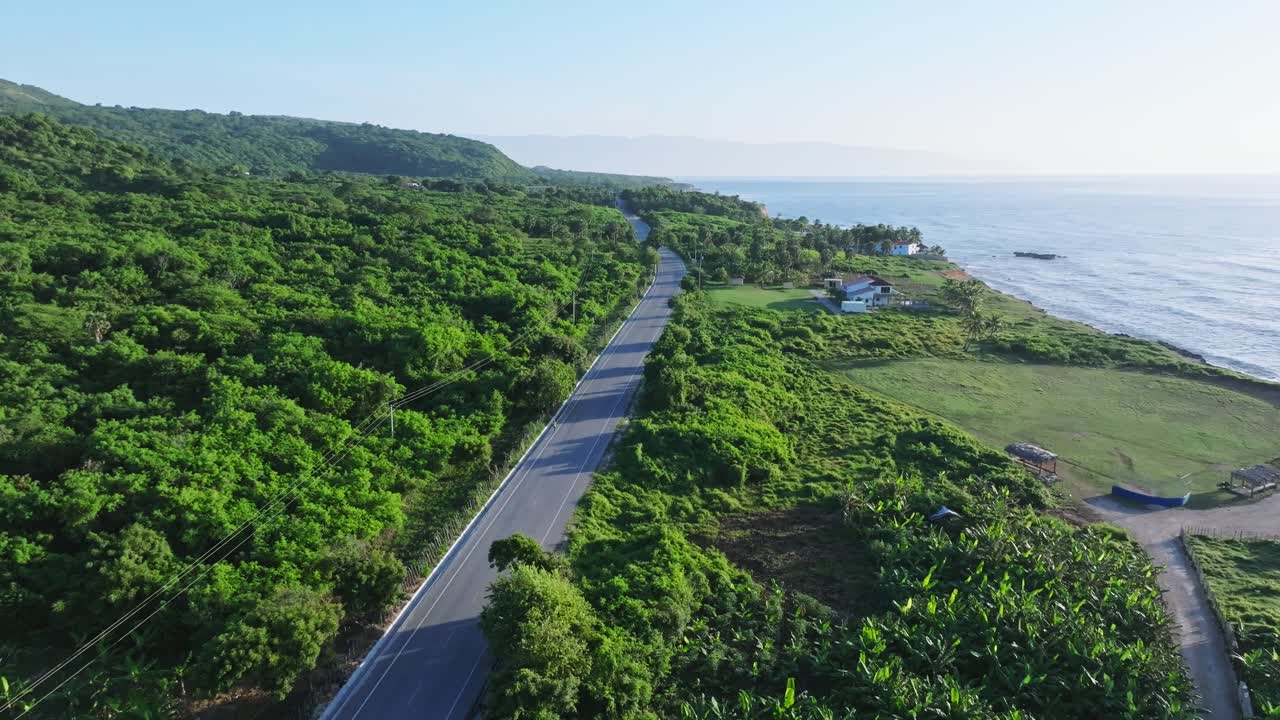 drone volando sobre la carretera panorámica a lo largo de la costa, barahona en la república dominicana