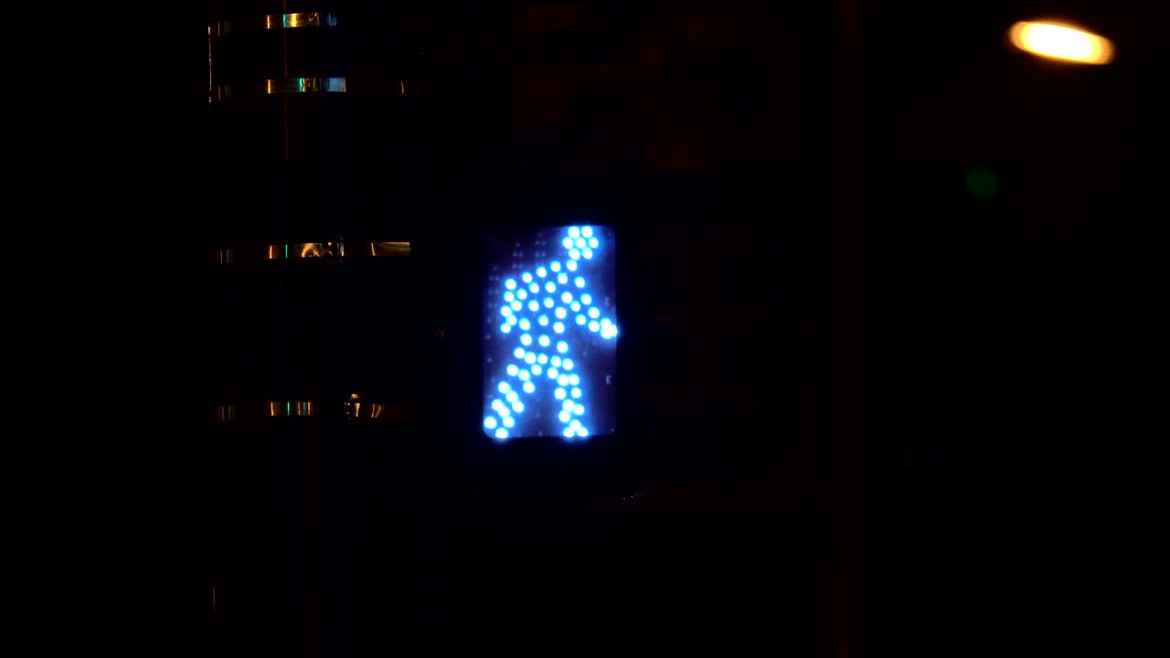 semáforo peatonal cambiando de rojo a blanco